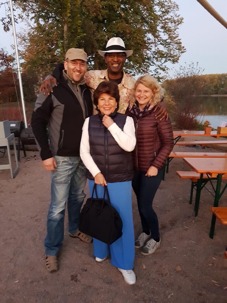 Toni Lorenzo with friends and audience on a summer evening